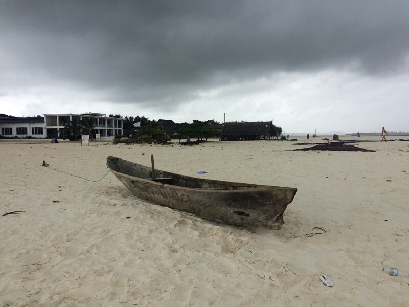 лодка на пляже в Занзибаре кингуру
